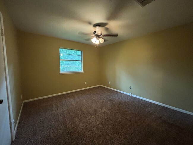 Building Photo - Corner lot in Southern Hills... Lawn included with rent.