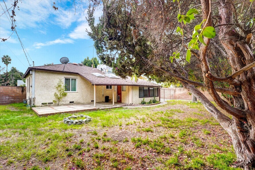 Building Photo - 5863 Alonzo Ave