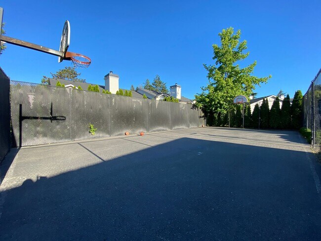 Building Photo - $2500-3Beds 2BA W/D 2 reserved parking, po...