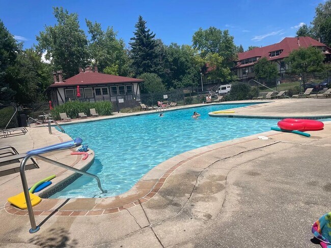 Building Photo - Updated 2 Bed/1 Bath Apartment in Desirable, Quiet Neighborhood