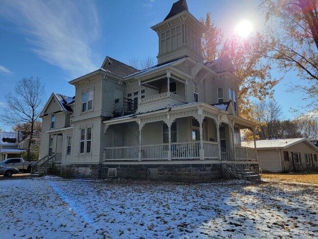 Building Photo - 2 bedroom 1 bath - available for June 1st ...