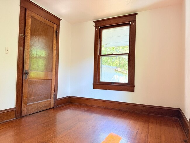 Building Photo - 303 E 6th St