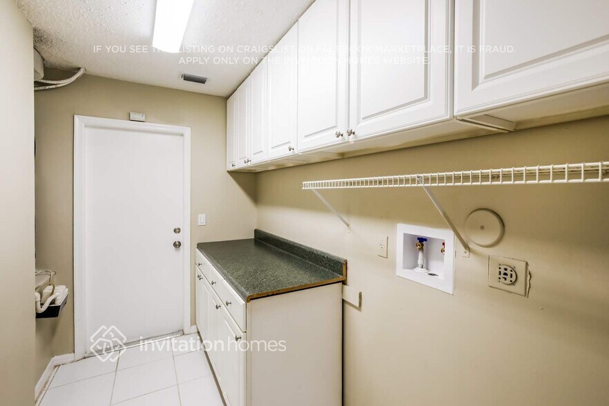 Building Photo - 7570 NW 47th Ave