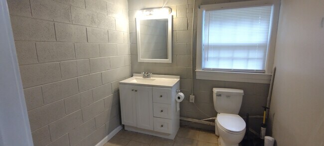 Building Photo - Room in House on Pinedale Dr