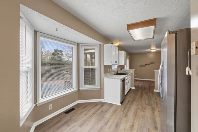 Building Photo - 709 Sandburg Pl