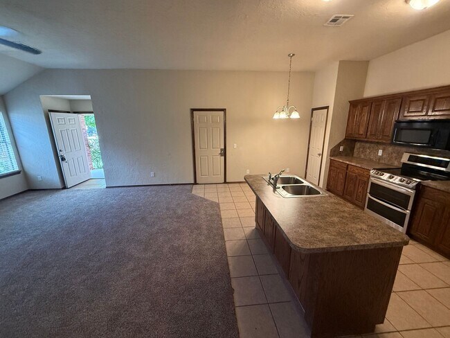 Building Photo - 3 bed duplex. New carpet, great kitchen Island and a fenced backyard in Moore schools!