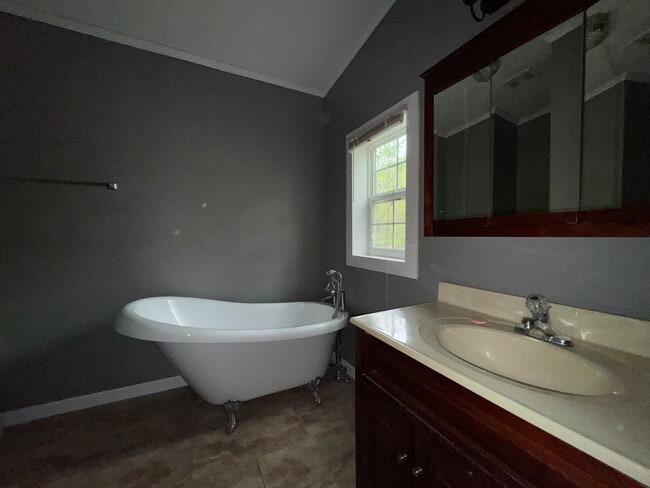 Building Photo - 3 Bedroom Home located near Ruby's Landing...