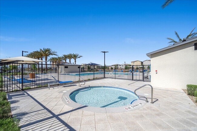 Building Photo - Spacious 3 Bd, 2Bath Open Concept, Community Amenities and more!