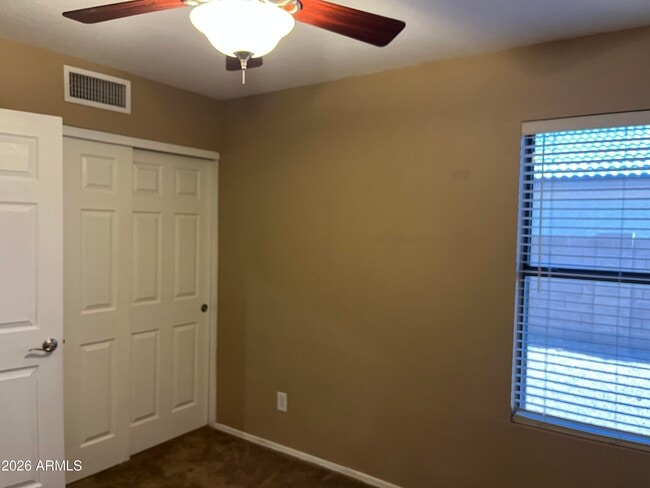 Building Photo - 3921 E Graythorn St