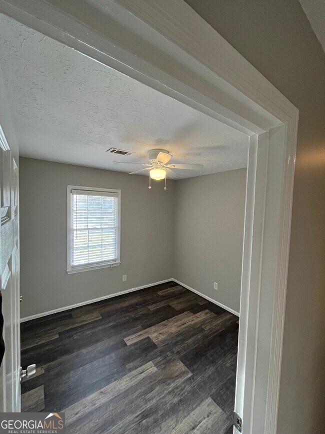 Building Photo - 2220 Mahan Dr