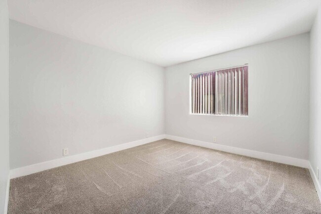 Building Photo - Beautiful 2 bed, 2 bath condo ready to mov...