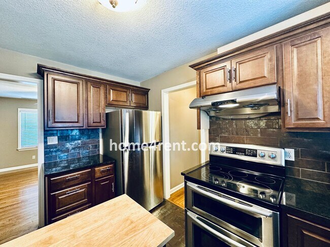 Building Photo - Beautifully Updated Home in Prime Overland...