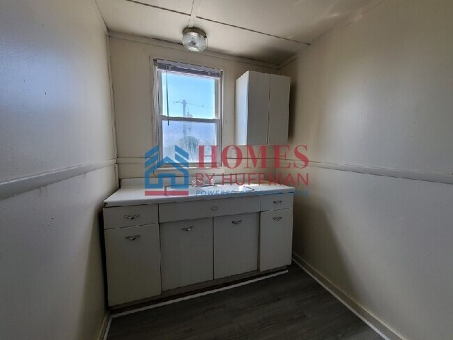 Building Photo - 920 W Columbia St