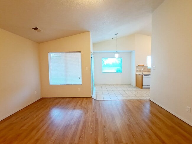 Building Photo - MOVE IN SPECIAL! 1/2 off 2nd months rent! Cute 3 bed, 2 bath home in Huning Ranch