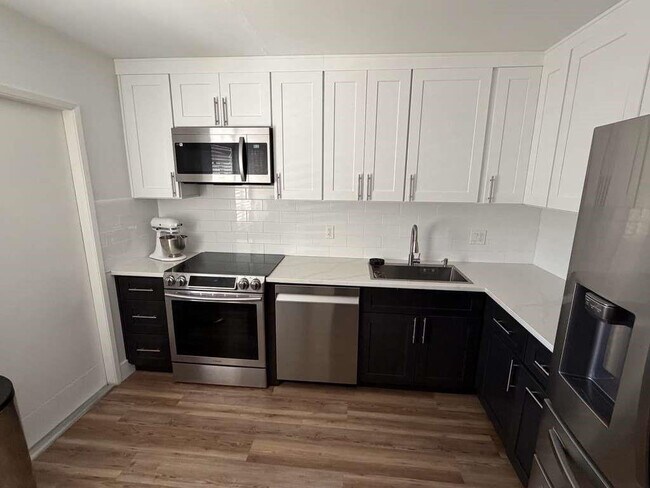 Building Photo - 2651 S Palm Aire Dr