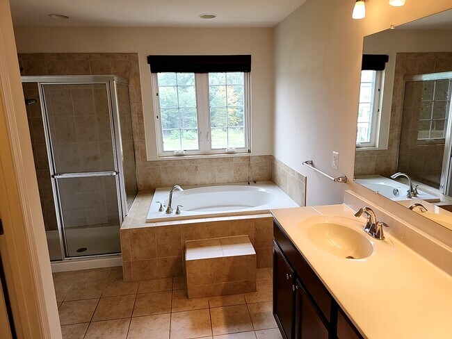 Building Photo - Bryans Road Townhome Retreat | Flexible Lease Available