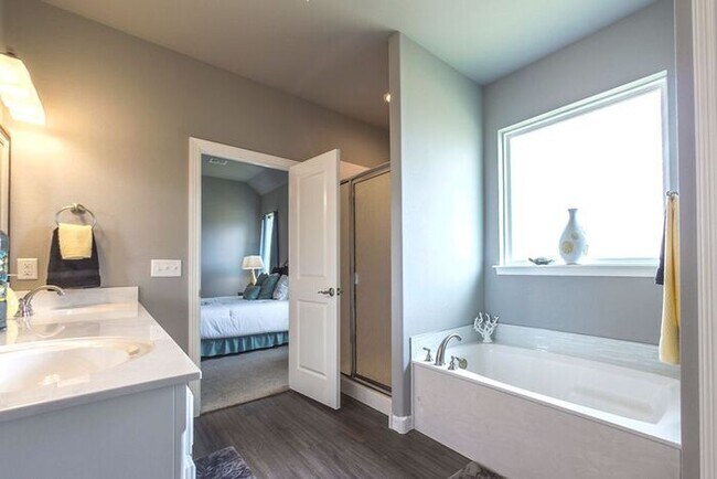 Building Photo - Gorgeous 4/3.5/3 Luxury Home