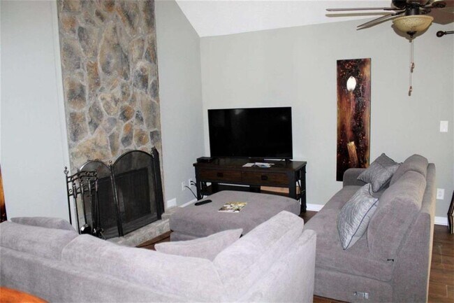 Building Photo - 1068 Falling Water Dr