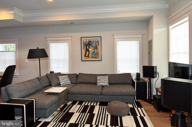 Primary Photo - 1540 Levis St NE