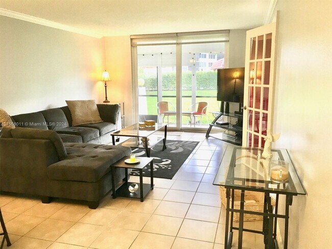 Building Photo - 9410 N Hollybrook Lake Drive 103, Pembroke...