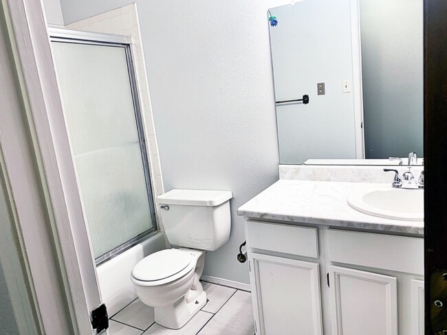 Building Photo - Beautiful  3 bedroom, 2 bath home with 2 car garage.