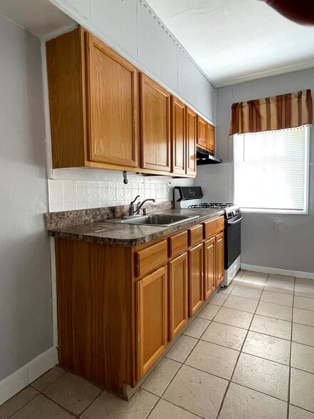 Building Photo - 5753 N Beechwood St