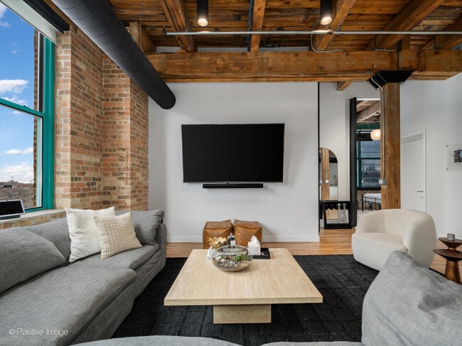 Building Photo - 312 N May St