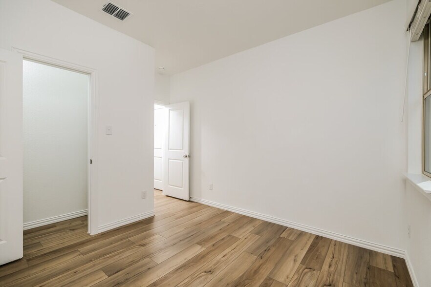 Building Photo - 1100 Daffodil St