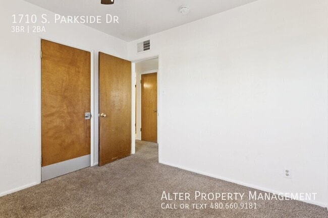 Building Photo - 1710 S Parkside Dr
