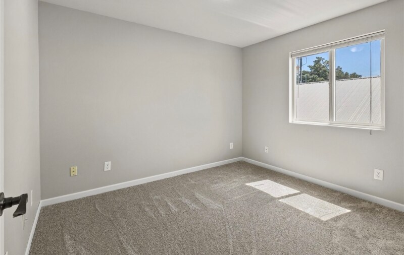 Building Photo - 502 River Ave