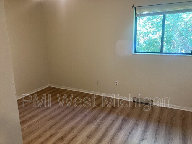 Building Photo - 6059 In the Pines Dr SE