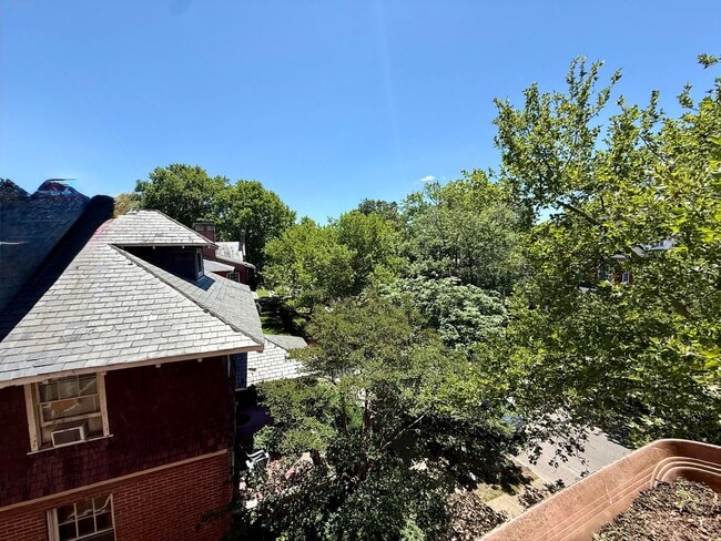 Building Photo - Charming 2-bedroom, 1-bath condo in the heart of Ghent