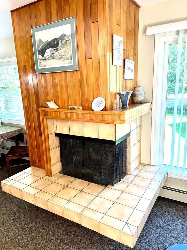 Building Photo - Downtown Furnished Two Bed Unit in Duplex-...
