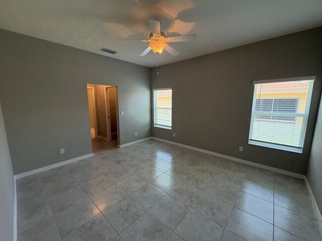 Building Photo - 3 Bed, 2 Bath Home with Screened Lanai & S...