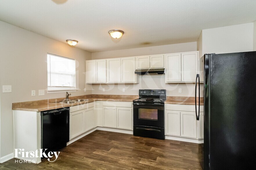 Building Photo - 8123 Fisher Bend Dr