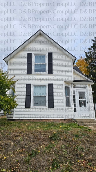 Building Photo - 939 Baraga St NE