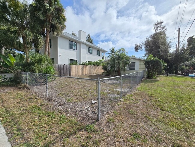 Building Photo - Close to Siesta Key Beach! 2 Bedroom Home
