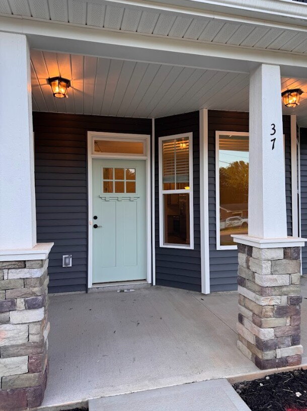 Building Photo - Sign a 12-month lease now and receive the ...