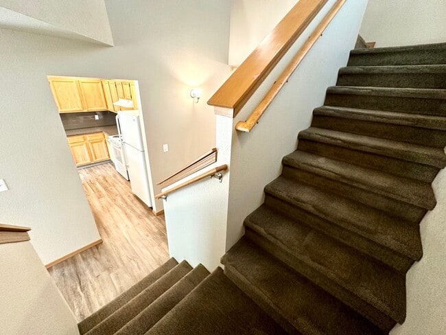 Building Photo - Updated Townhouse in Ellenbsurg