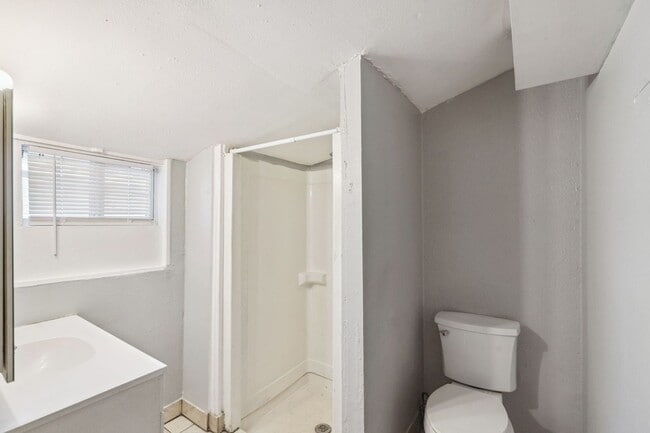 Building Photo - Classic 2 bedroom, 1 bathroom house apartment in Eustis.