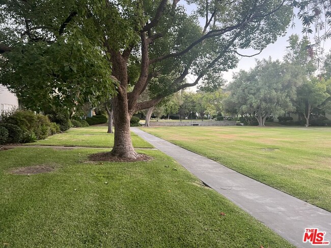 Building Photo - 5286 Village Green