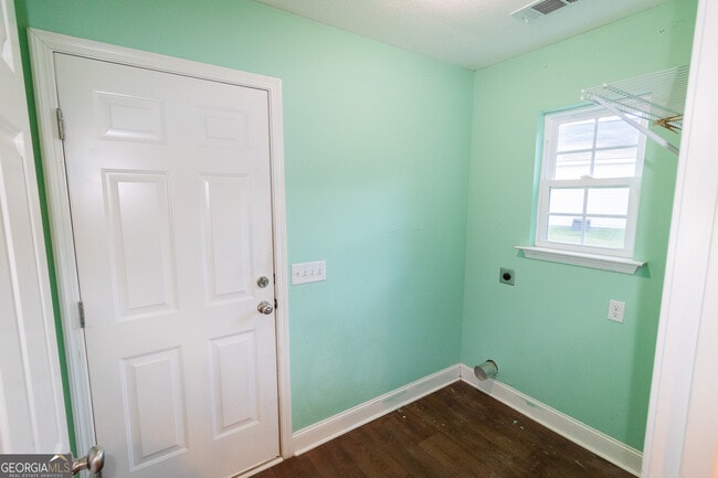 Building Photo - 173 Stillwater Dr