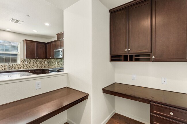 Building Photo - Gorgeous home in Roseville!