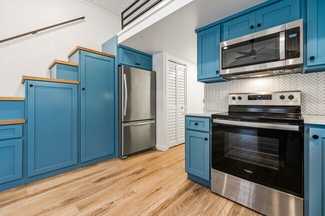 Building Photo - Beautiful 2 bed/1.5 bath with large fenced yard and separate office!