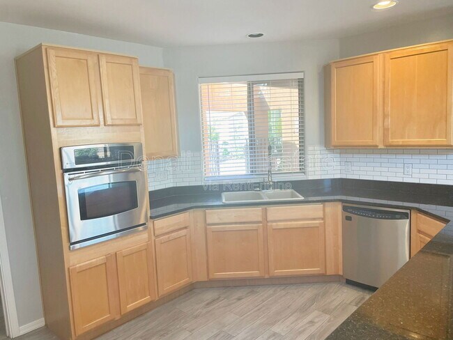 Building Photo - 8069 N Painted Feather Dr