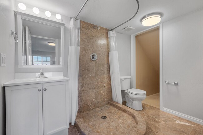 Building Photo - 1376 Alpine Way