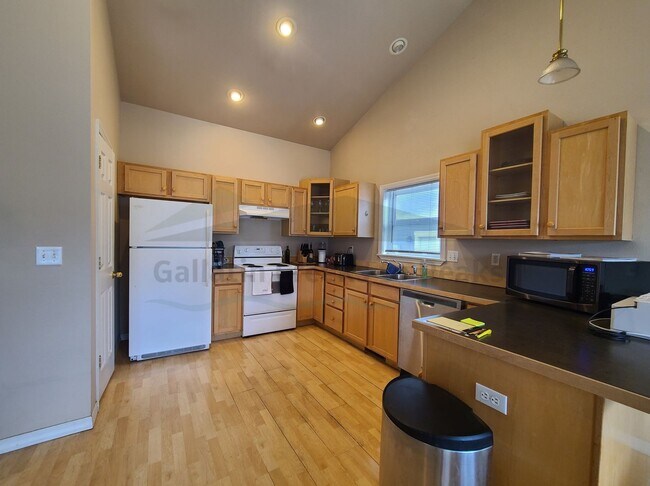 Building Photo - 3 Bedroom 2 Bathroom Home