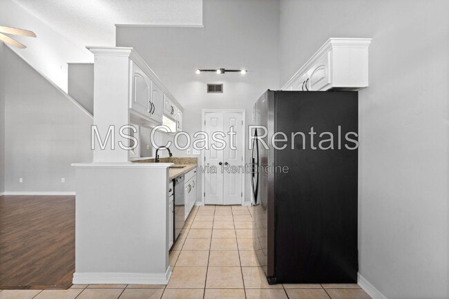 Building Photo - 12206 Breezeway Cir