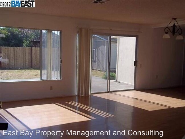 Building Photo - 3 br, 2.5 bath House - 1132 Fabian Way