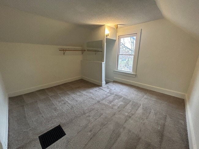 Building Photo - Charming One-Bedroom Home with Den and Cov...